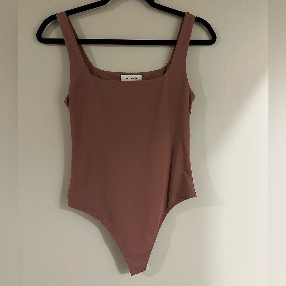 Aritzia Original Contour Squareneck Bodysuit
Color: Red Willow